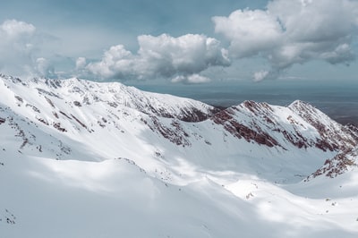 白昼，白云雪山